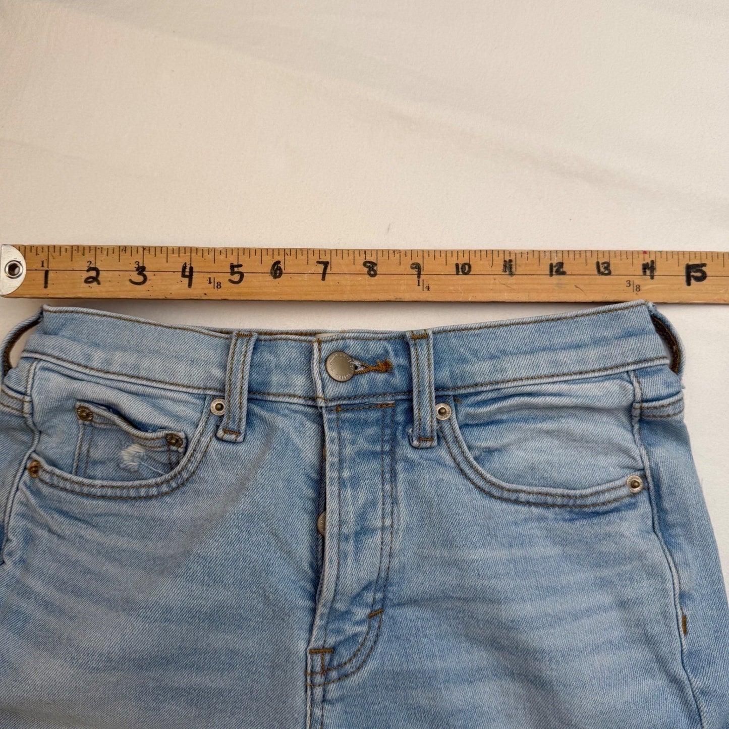 Universal Thread Light Wash Straight Leg Jeans Distressed Knee – Size 4R