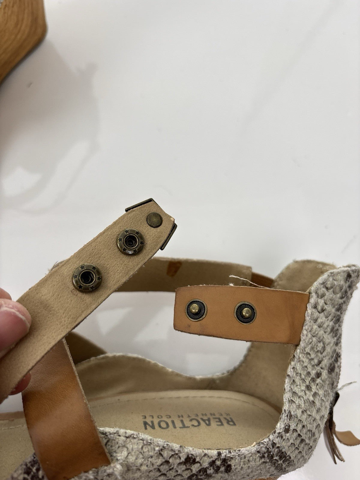 Kenneth Cole Sz 10 Beige Snakeskin Strappy Leather Sandals Witchy Classic Safari