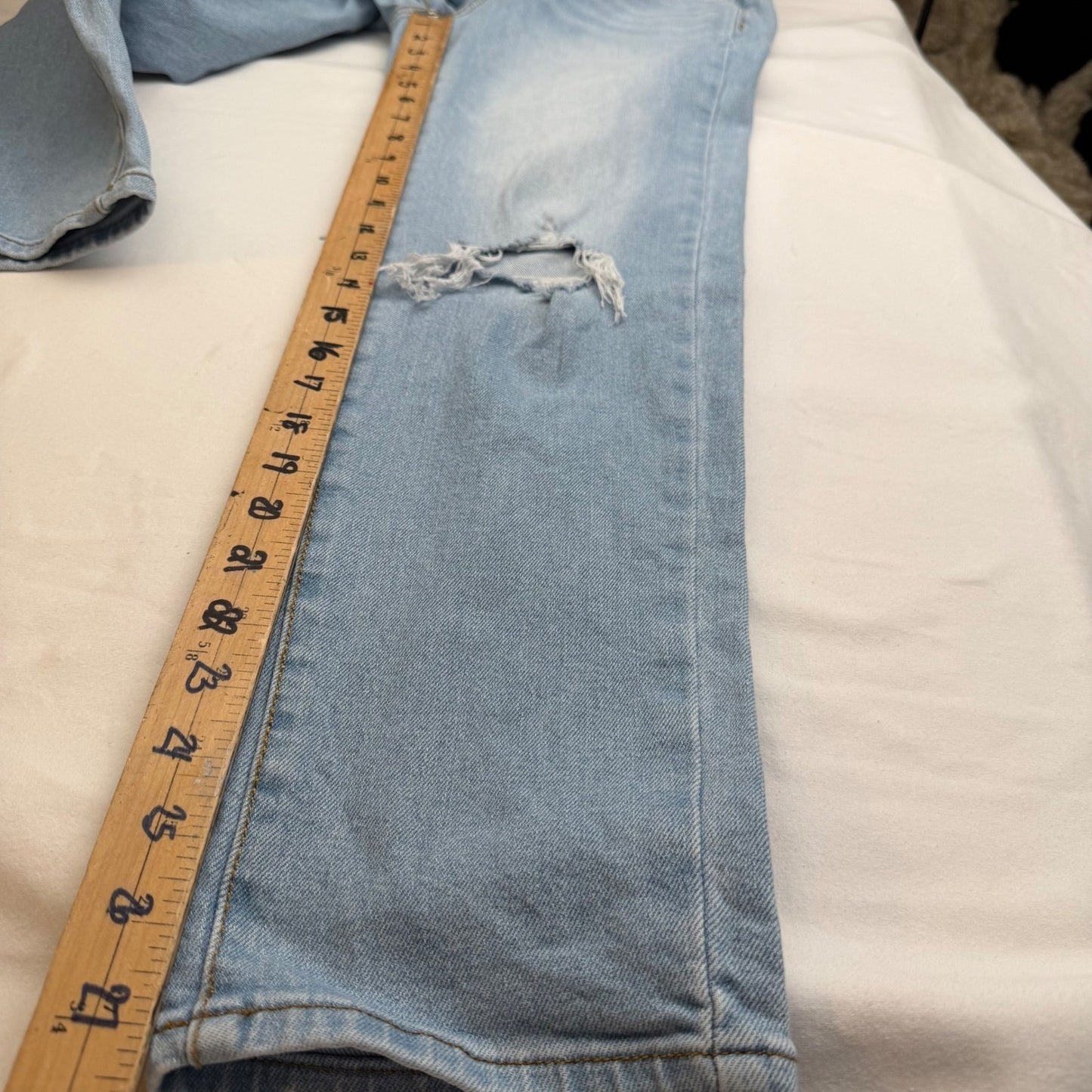 Universal Thread Light Wash Straight Leg Jeans Distressed Knee – Size 4R