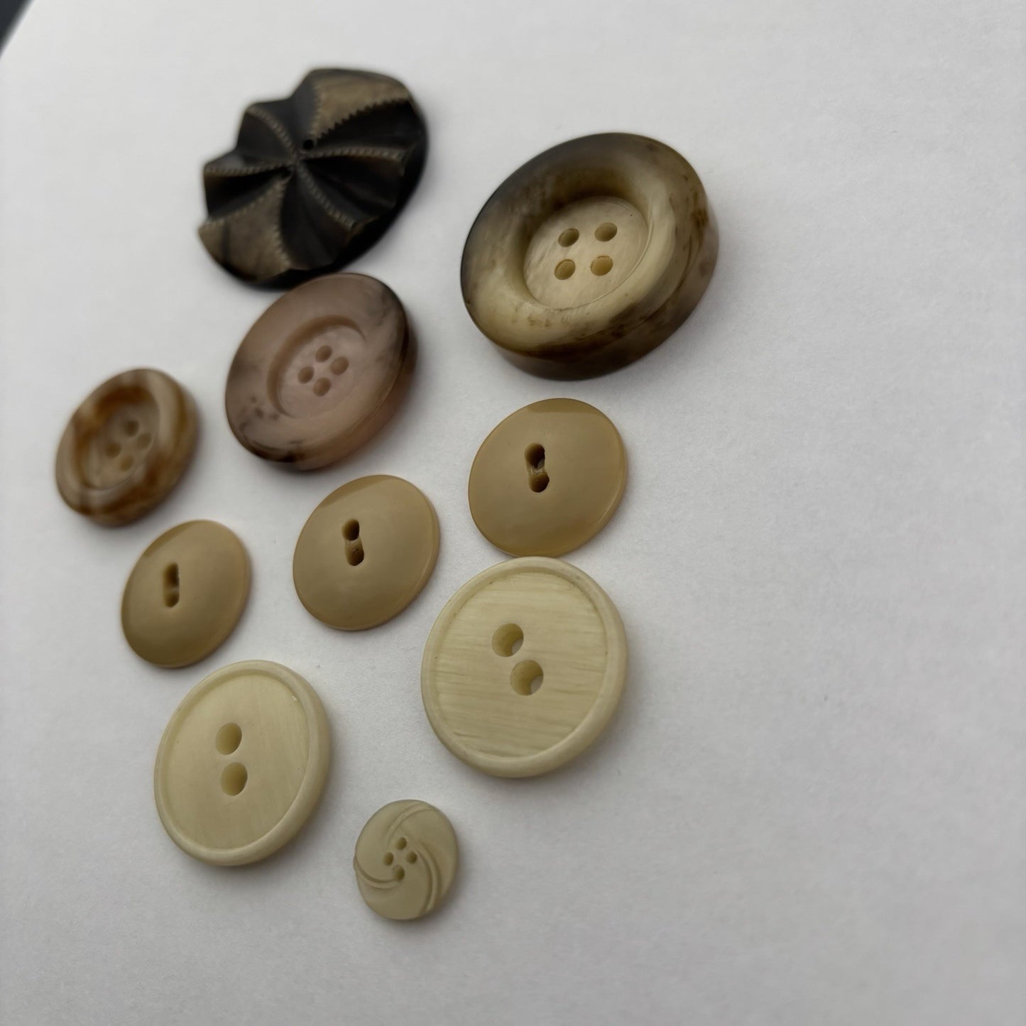 Vintage Bakelite & Casein Button Lot (10pcs) – Carved Art Deco & Horn Look