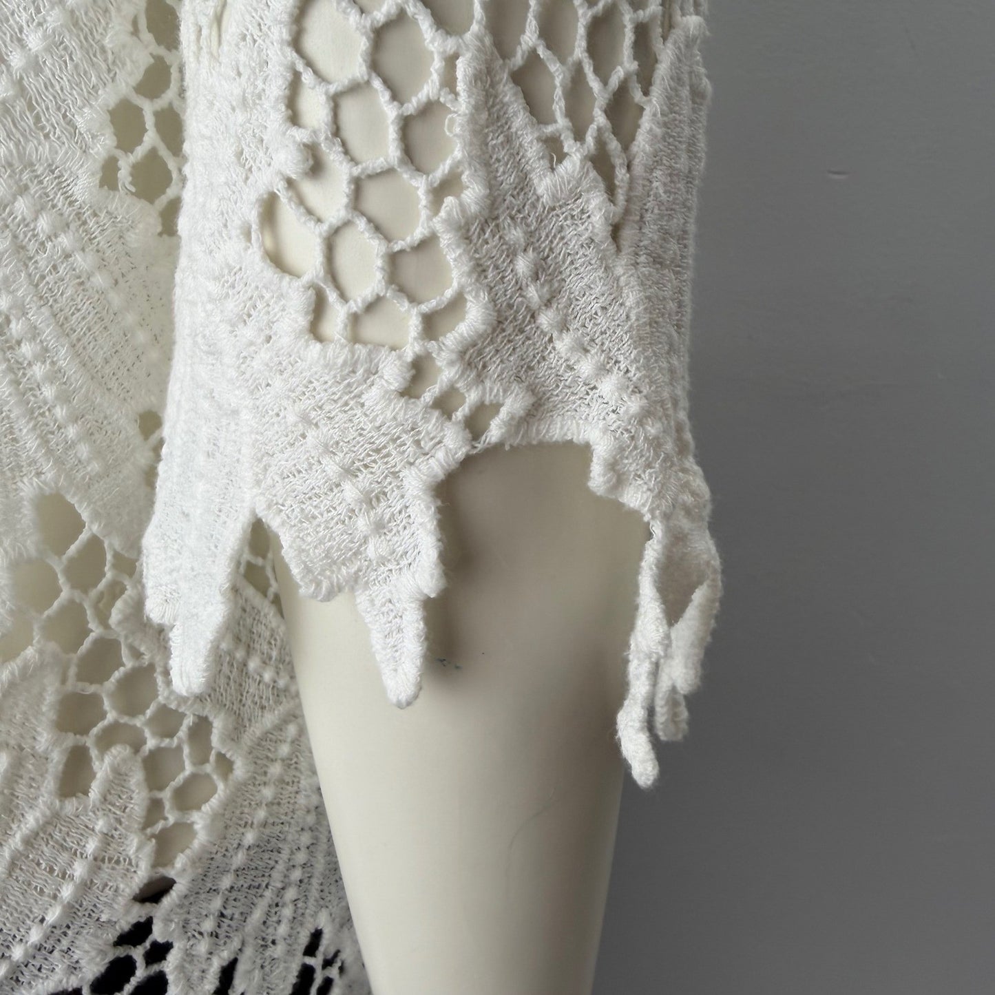 White Floral Lace Crochet Top   Scalloped Hem Sz Medium Fairycore whimsical