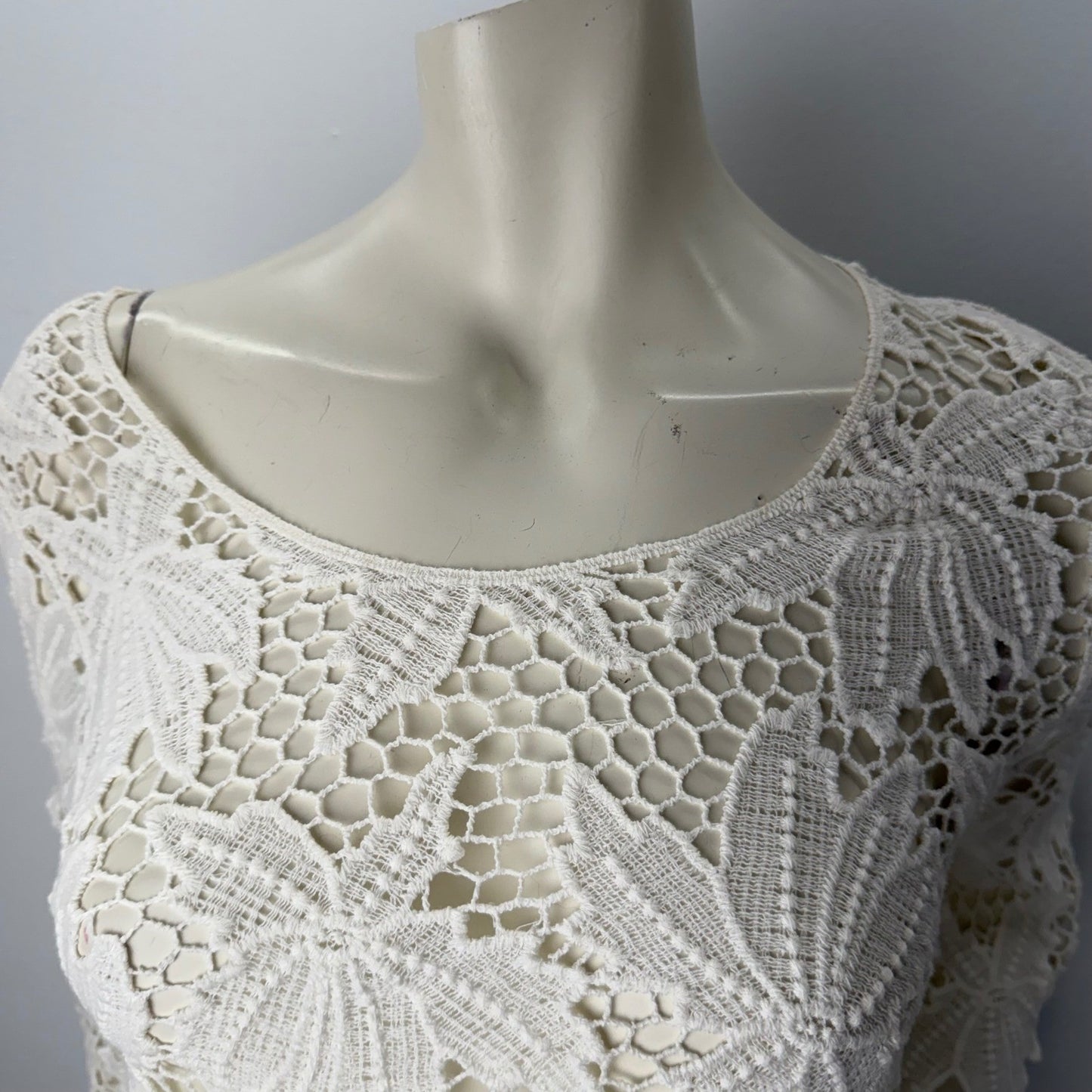White Floral Lace Crochet Top   Scalloped Hem Sz Medium Fairycore whimsical