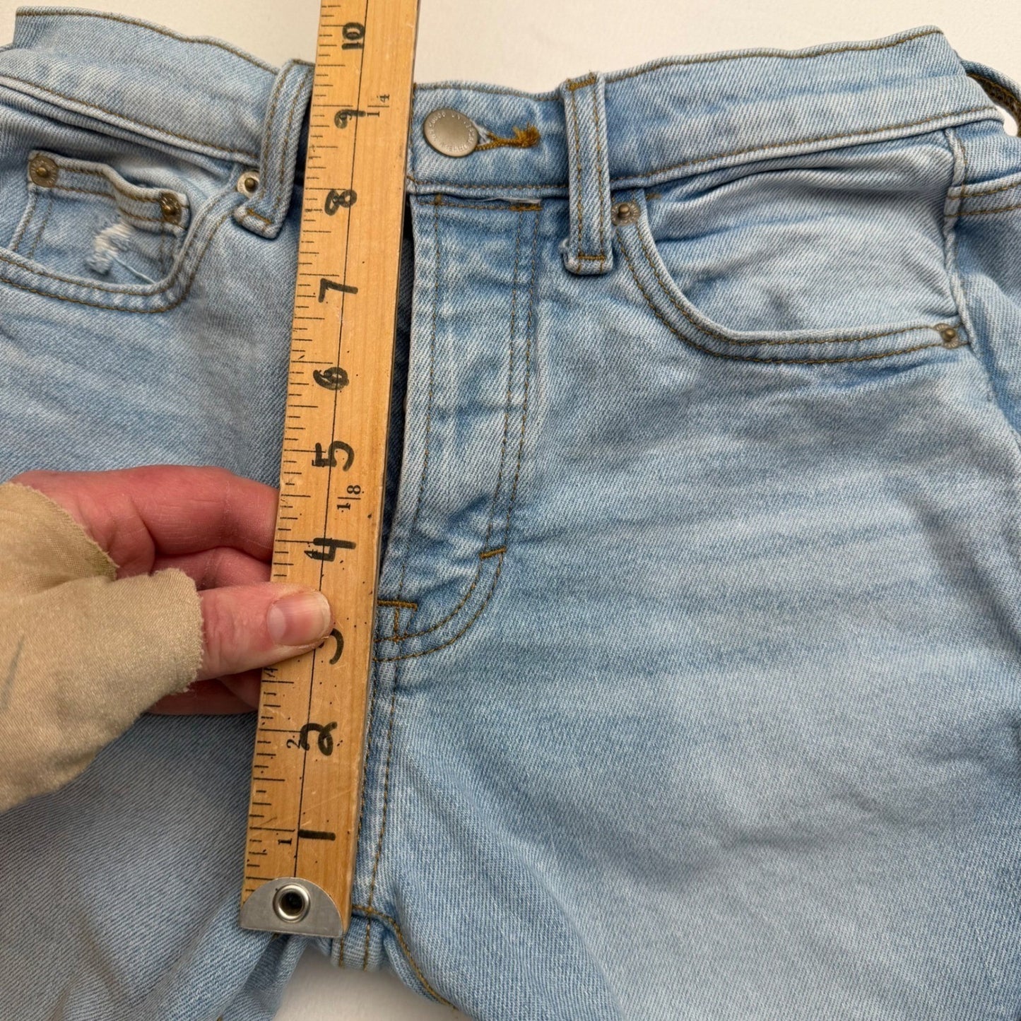 Universal Thread Light Wash Straight Leg Jeans Distressed Knee – Size 4R