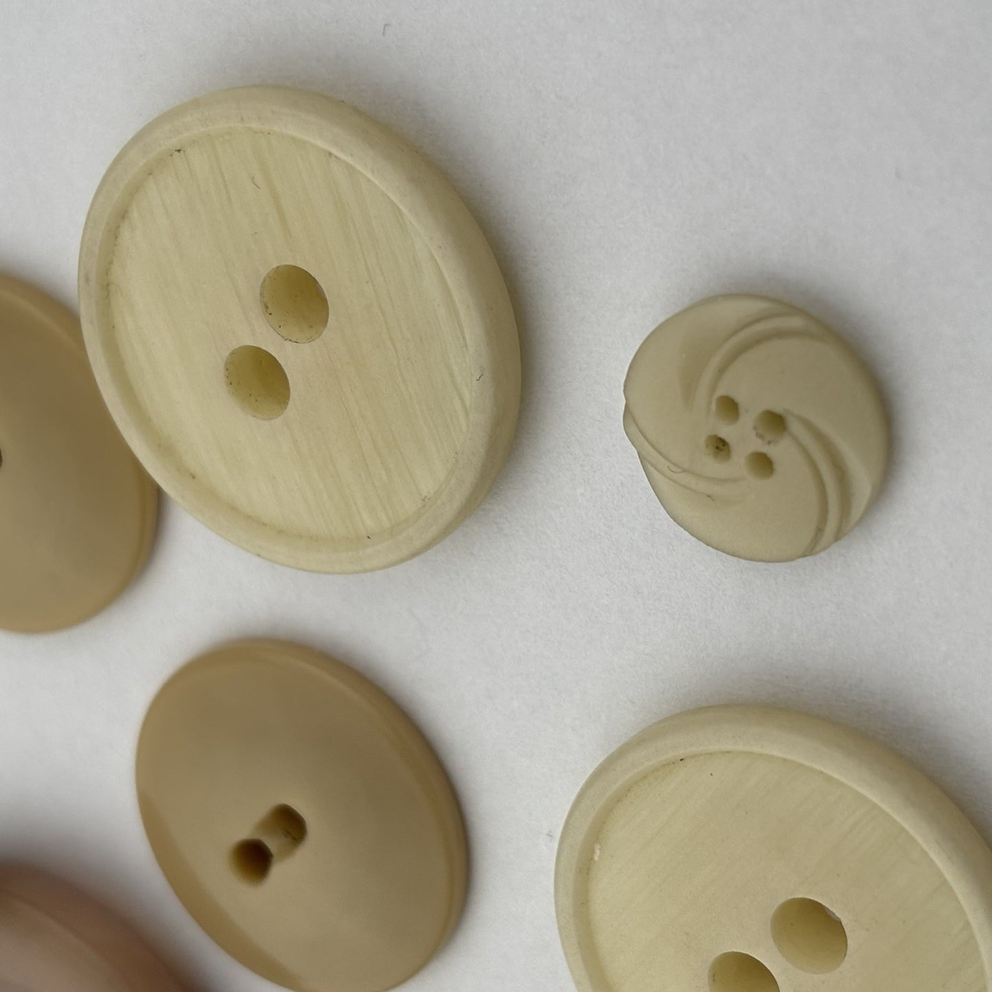 Vintage Bakelite & Casein Button Lot (10pcs) – Carved Art Deco & Horn Look