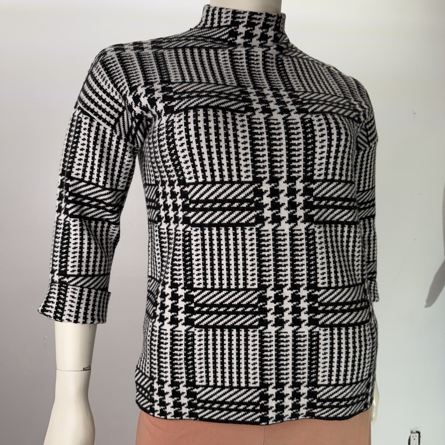 Max Studio Black and White Houndstooth Plaid Mock Neck Back Zipper Sweater Large