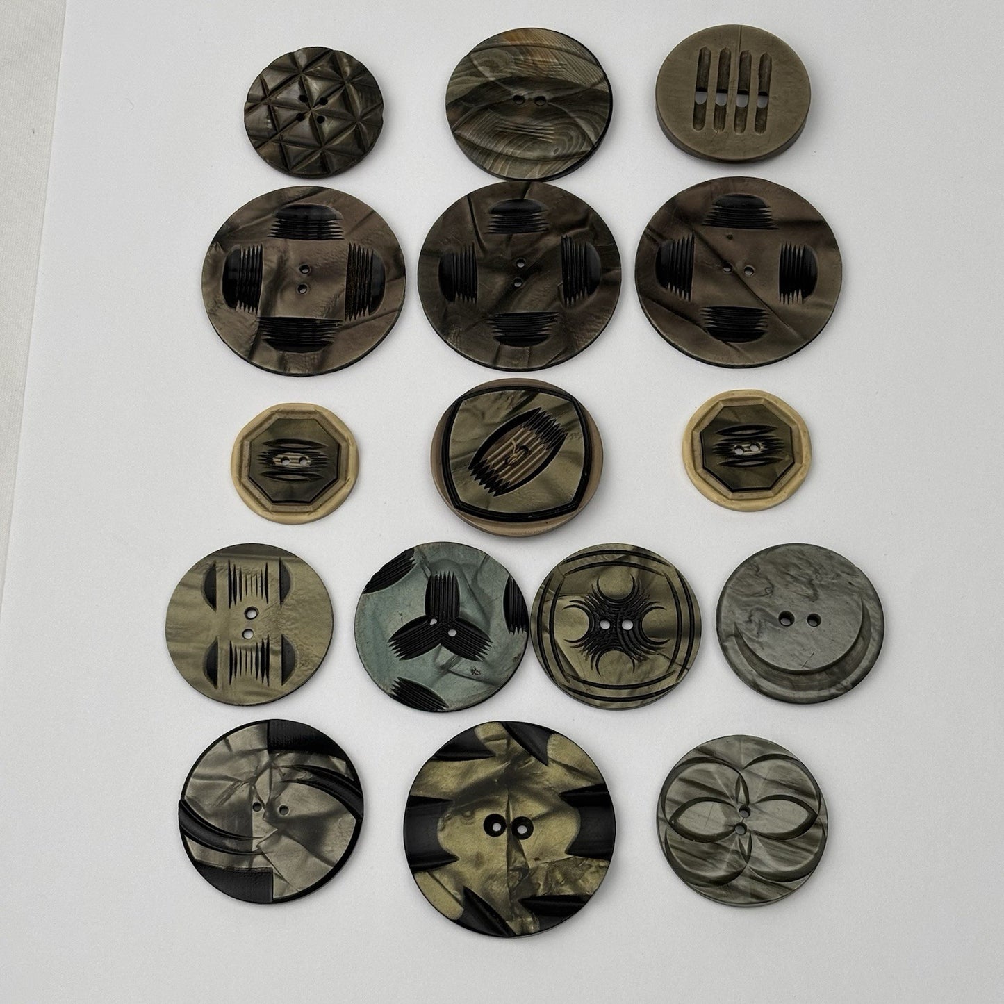 Vintage Carved Art Deco Buttons Lot – Large Marbled Bakelite Style, 16 Pieces