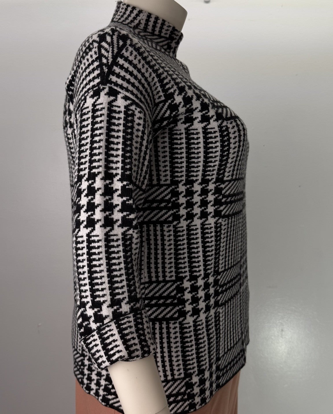 Max Studio Black and White Houndstooth Plaid Mock Neck Back Zipper Sweater Large