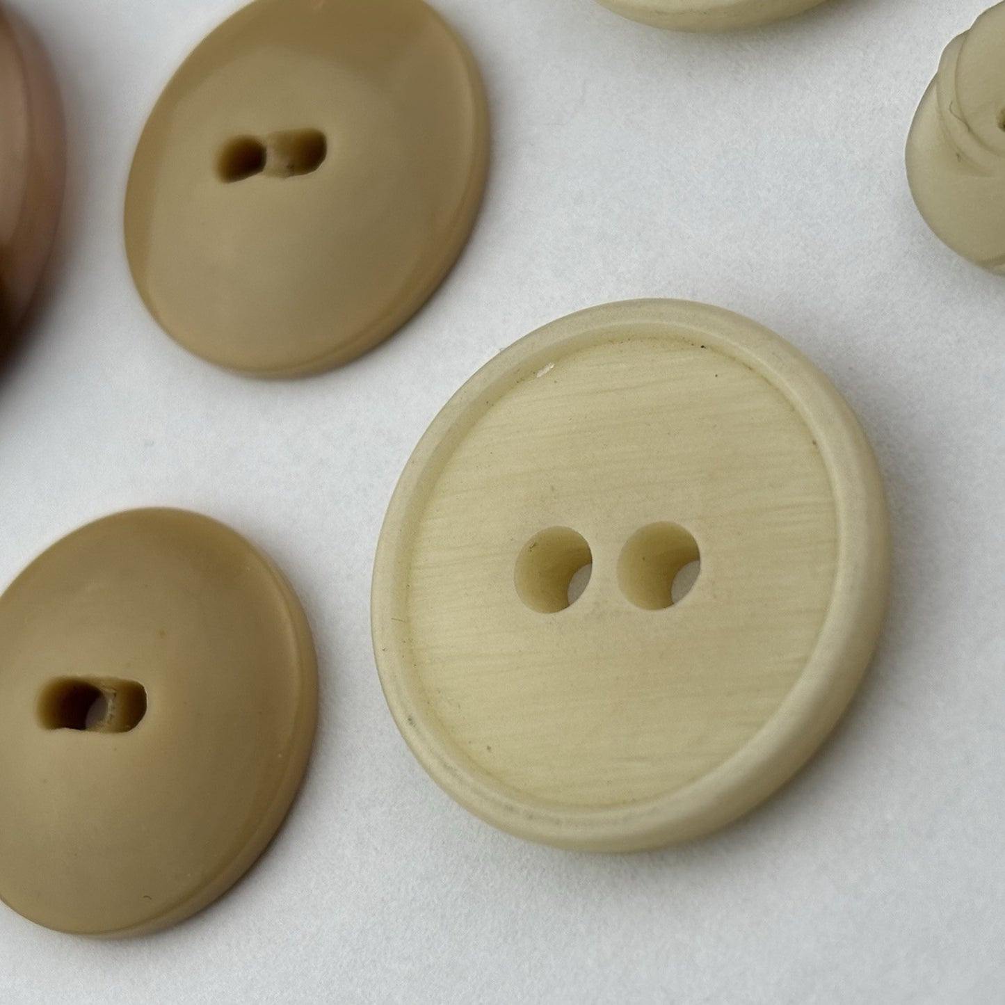 Vintage Bakelite & Casein Button Lot (10pcs) – Carved Art Deco & Horn Look
