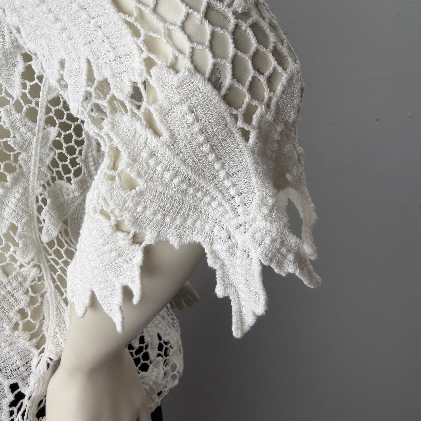White Floral Lace Crochet Top   Scalloped Hem Sz Medium Fairycore whimsical