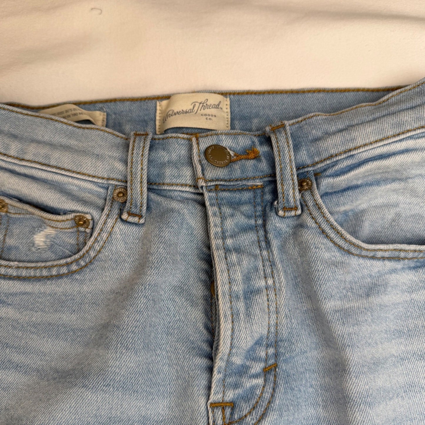 Universal Thread Light Wash Straight Leg Jeans Distressed Knee – Size 4R