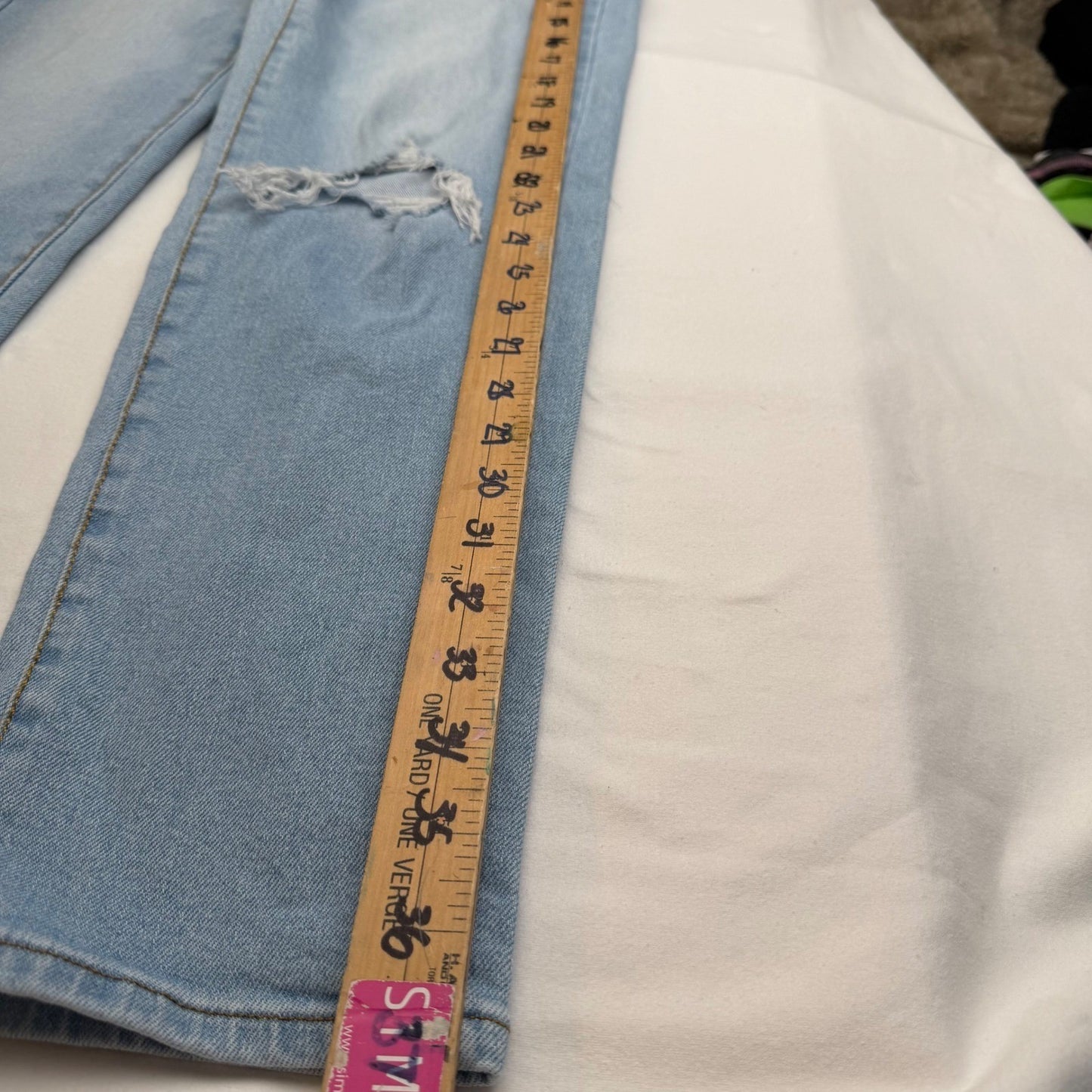 Universal Thread Light Wash Straight Leg Jeans Distressed Knee – Size 4R