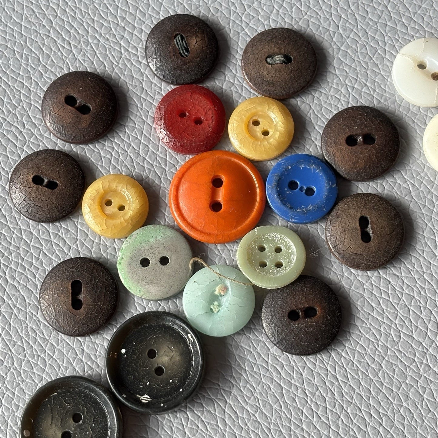 Antique Button Lot ~ 75pc Mixed Bone, Bakelite & Casein Early 1900s Cracked