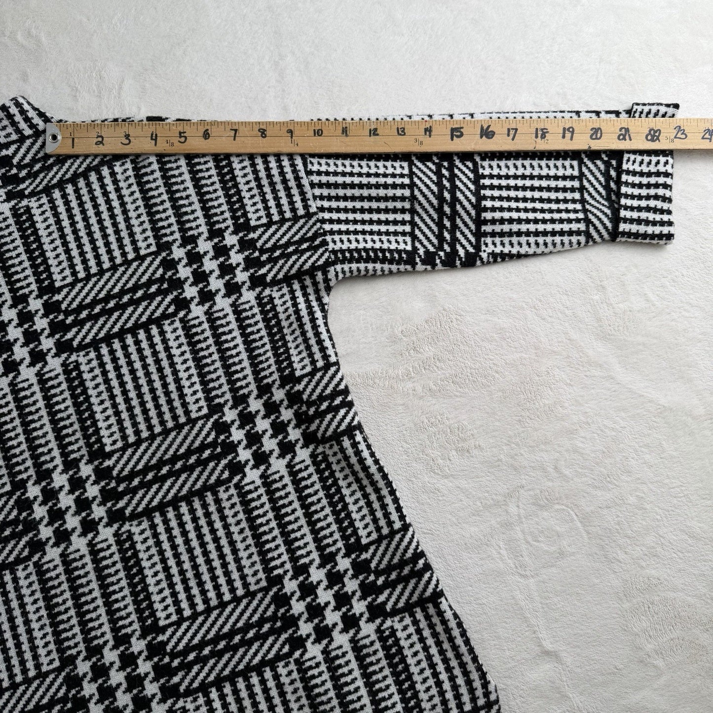 Max Studio Black and White Houndstooth Plaid Mock Neck Back Zipper Sweater Large