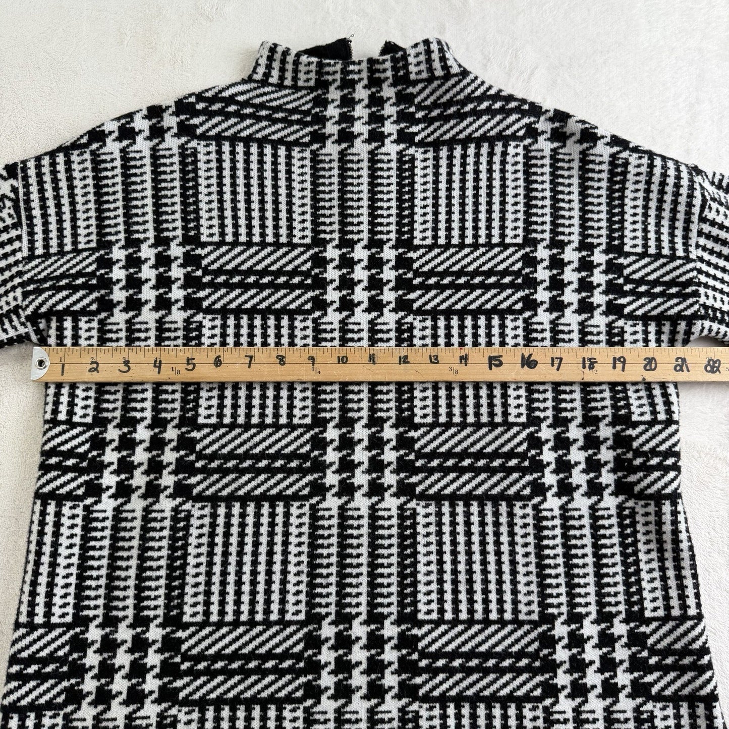 Max Studio Black and White Houndstooth Plaid Mock Neck Back Zipper Sweater Large