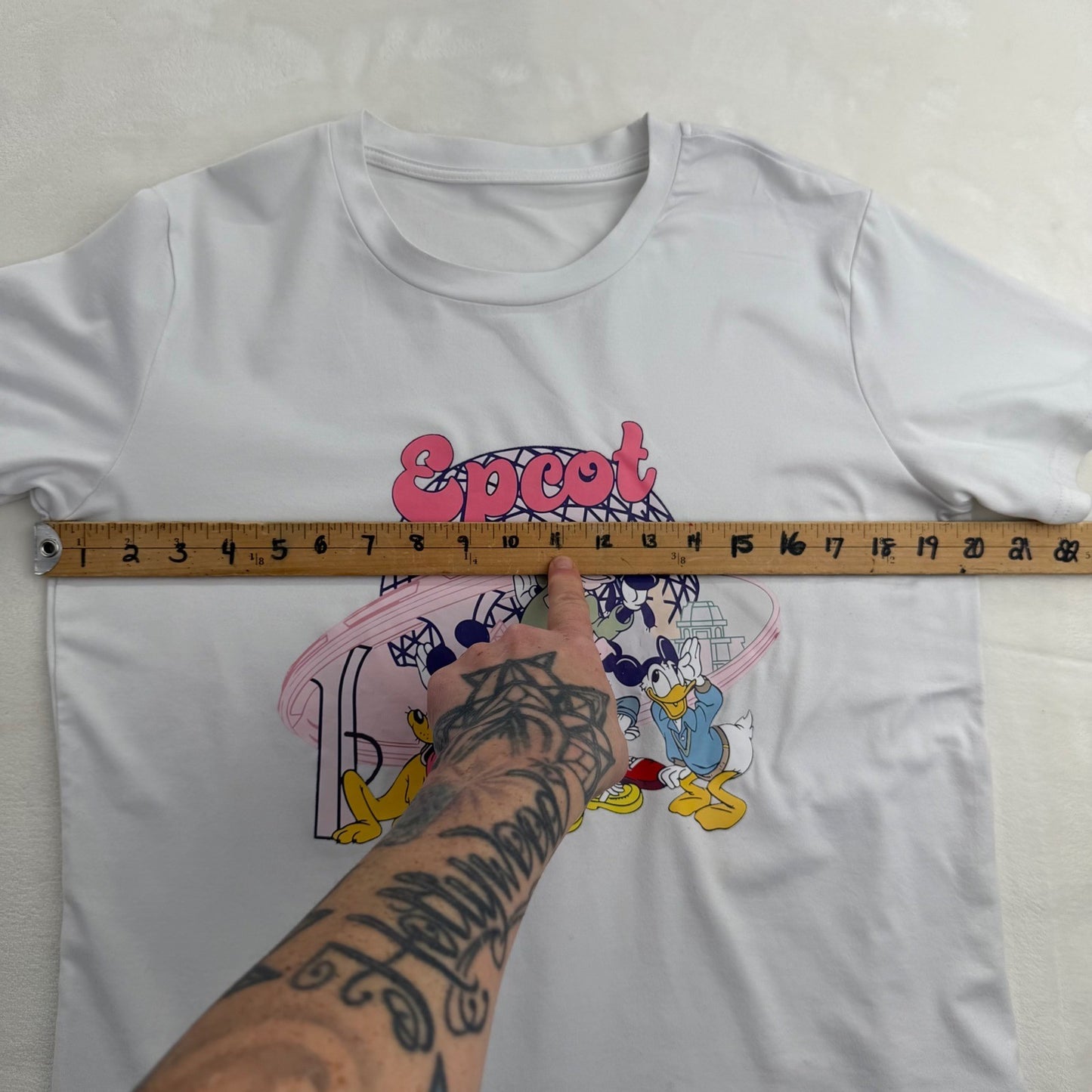 Disney T-Shirt Epcot Mickey Minnie Donald Goofy Pluto White Graphic Women Small