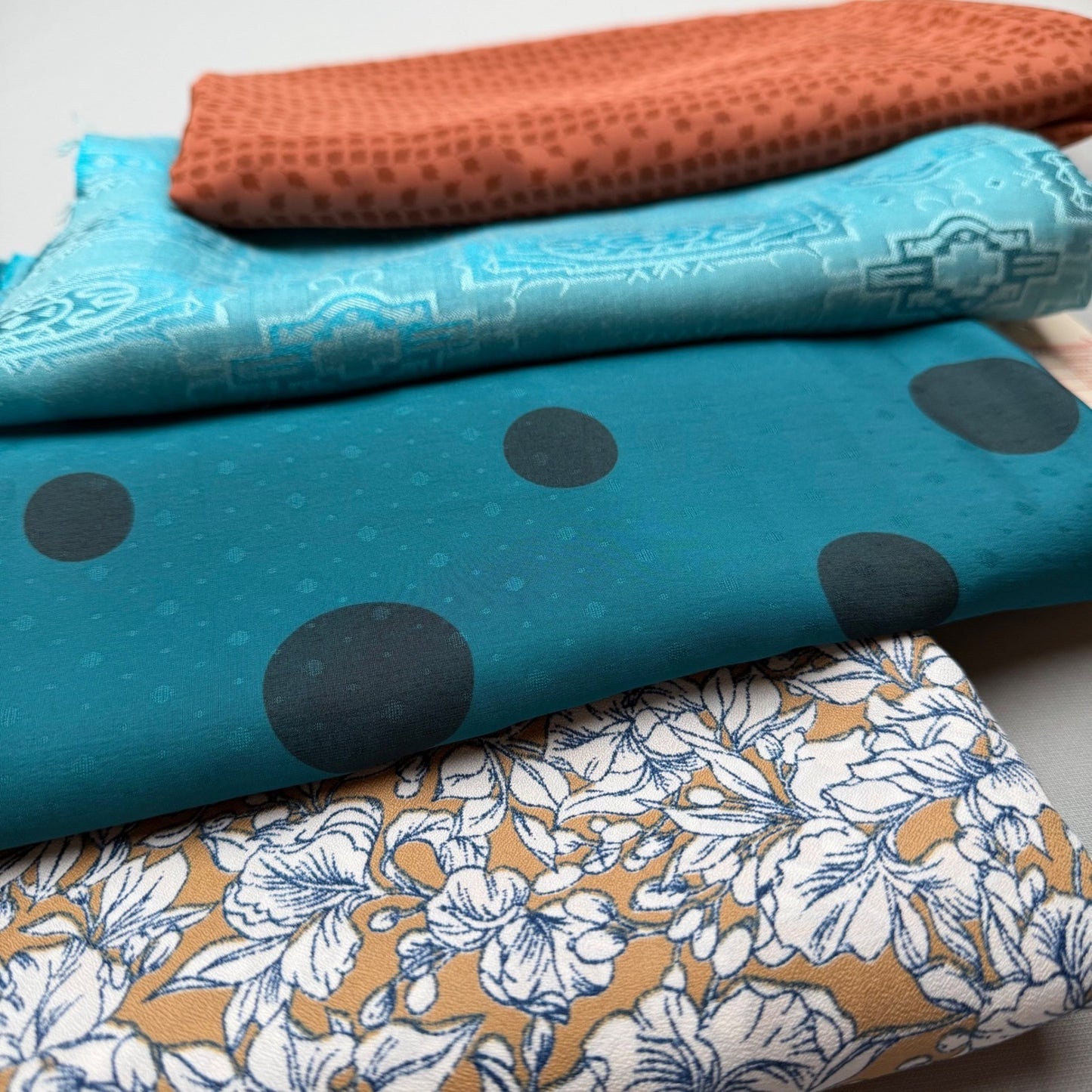Vintage Woven Fabric Lot – 4 Pieces (6m Total) | Flowing, Lightweight, 1980s