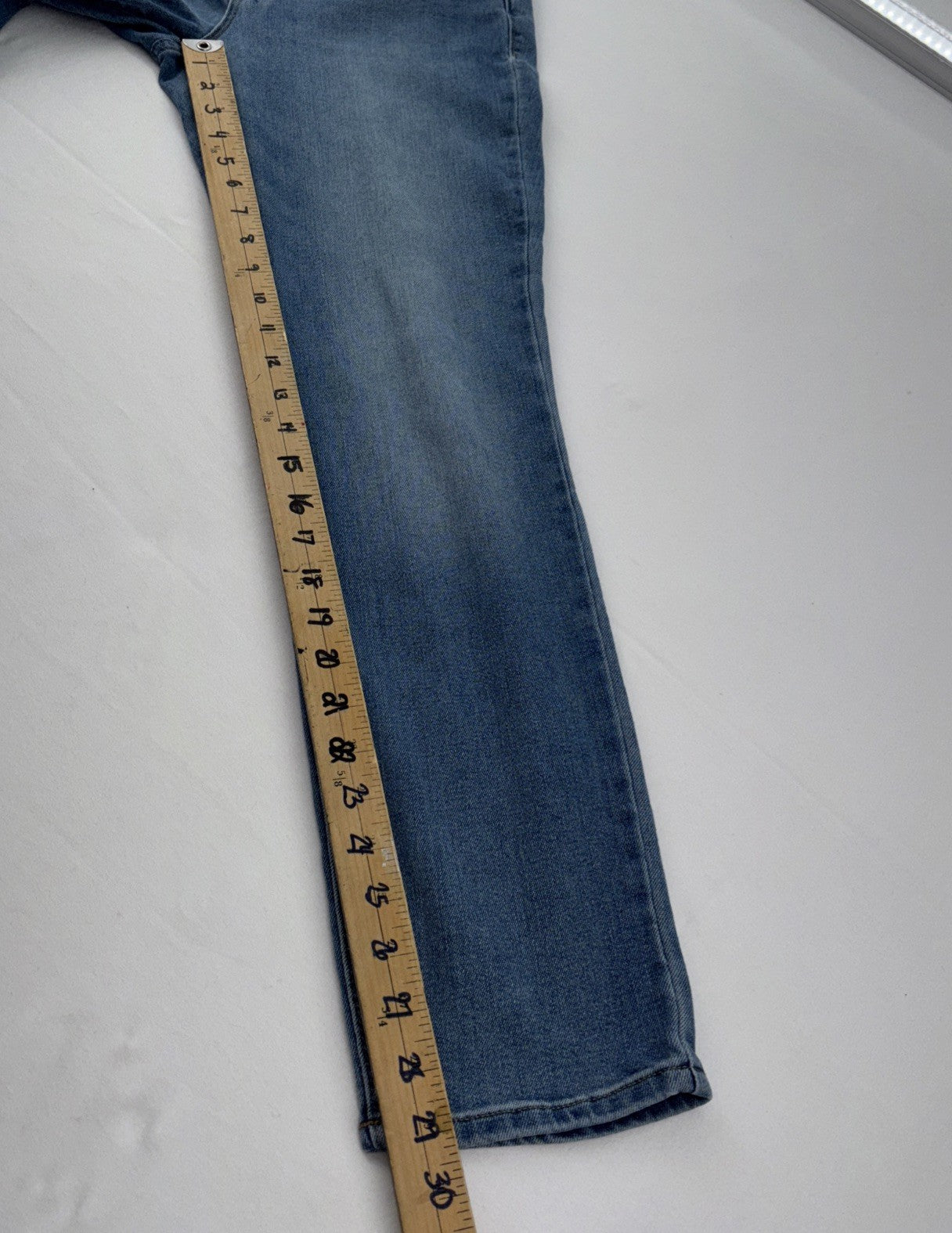Old Navy women’s Mid-rise Power Slim Straight Jeans- Size 6 Basic Vanillacore
