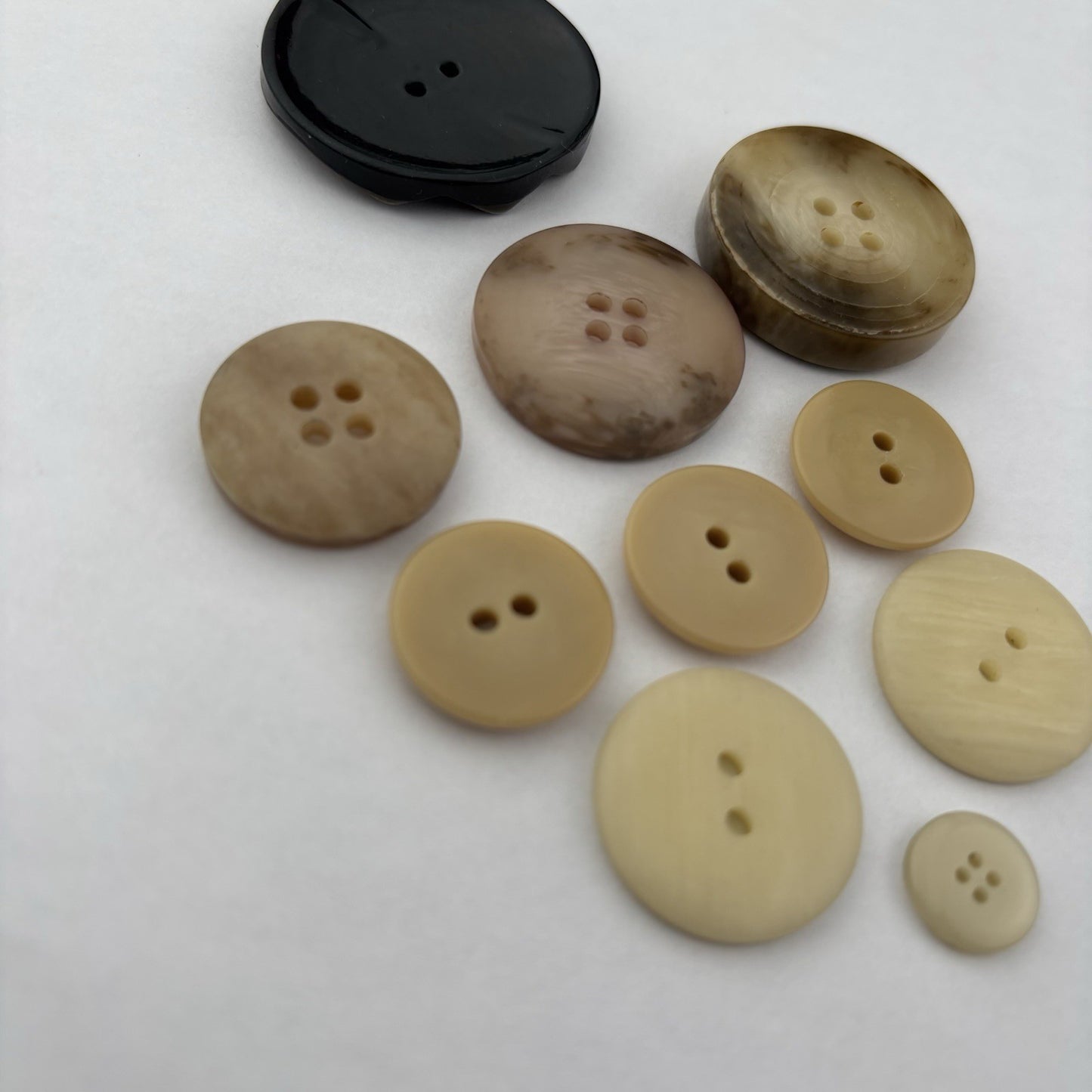 Vintage Bakelite & Casein Button Lot (10pcs) – Carved Art Deco & Horn Look