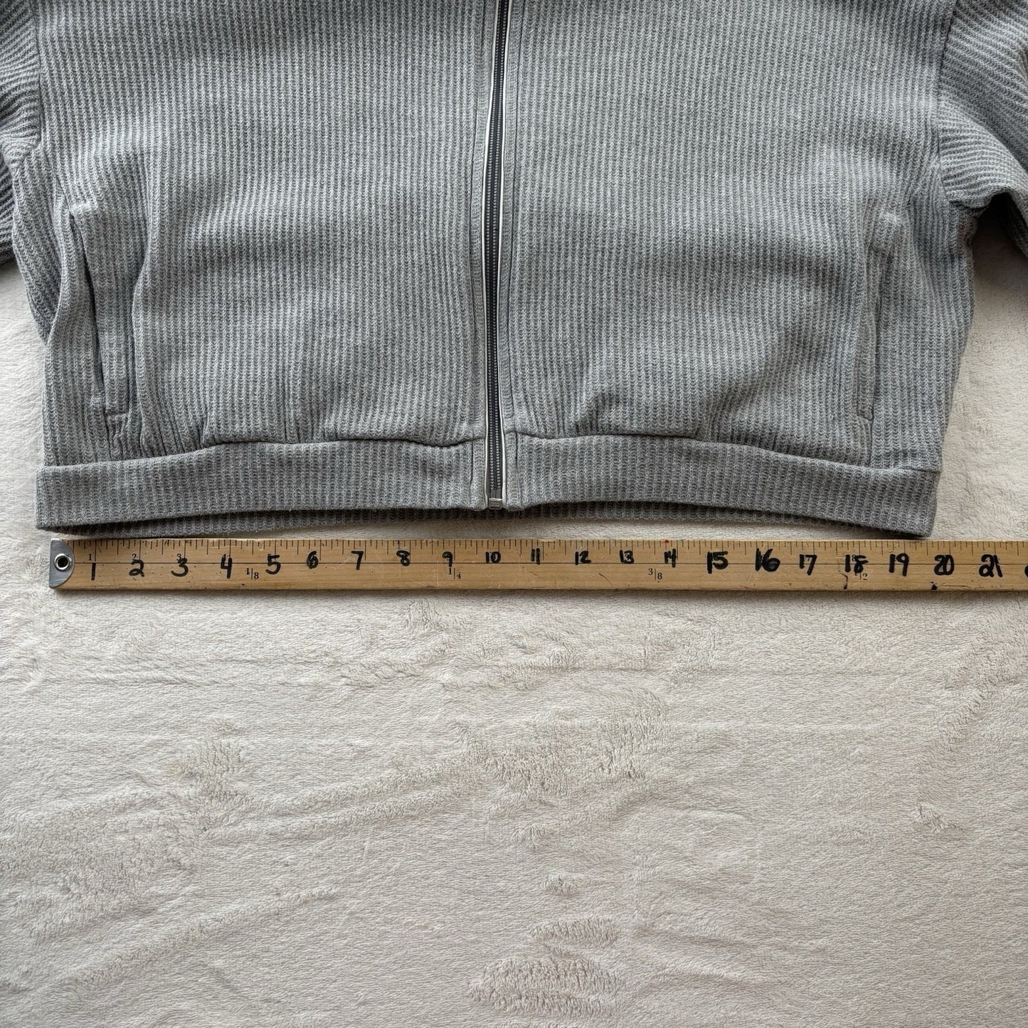 Reebok Women’s Gray Waffle Knit Cropped Zip Hoodie Jacket Size L Athleisure Gym