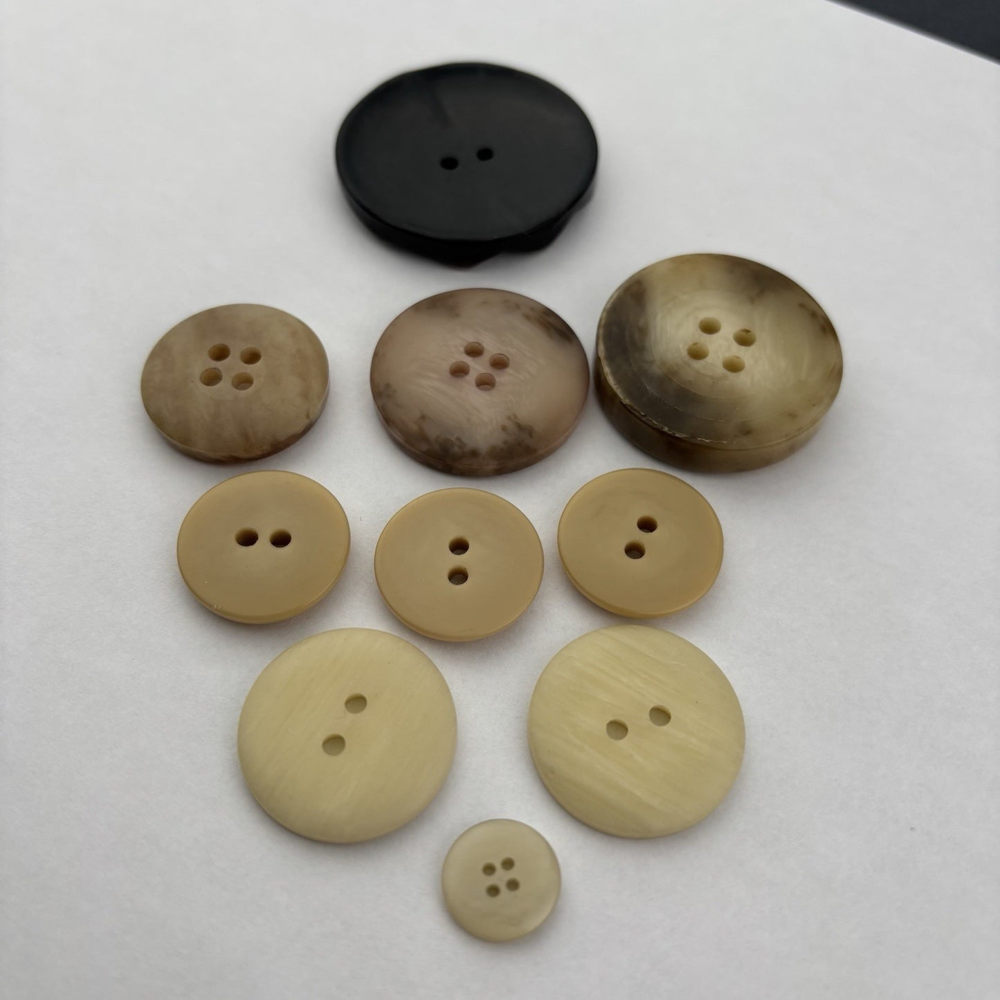 Vintage Bakelite & Casein Button Lot (10pcs) – Carved Art Deco & Horn Look