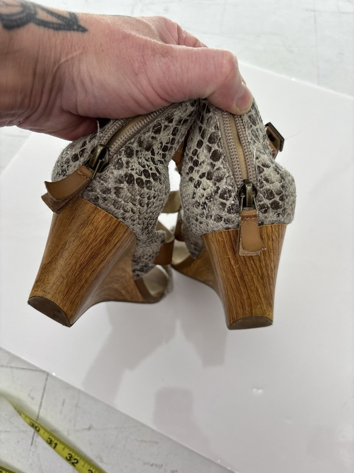 Kenneth Cole Sz 10 Beige Snakeskin Strappy Leather Sandals Witchy Classic Safari