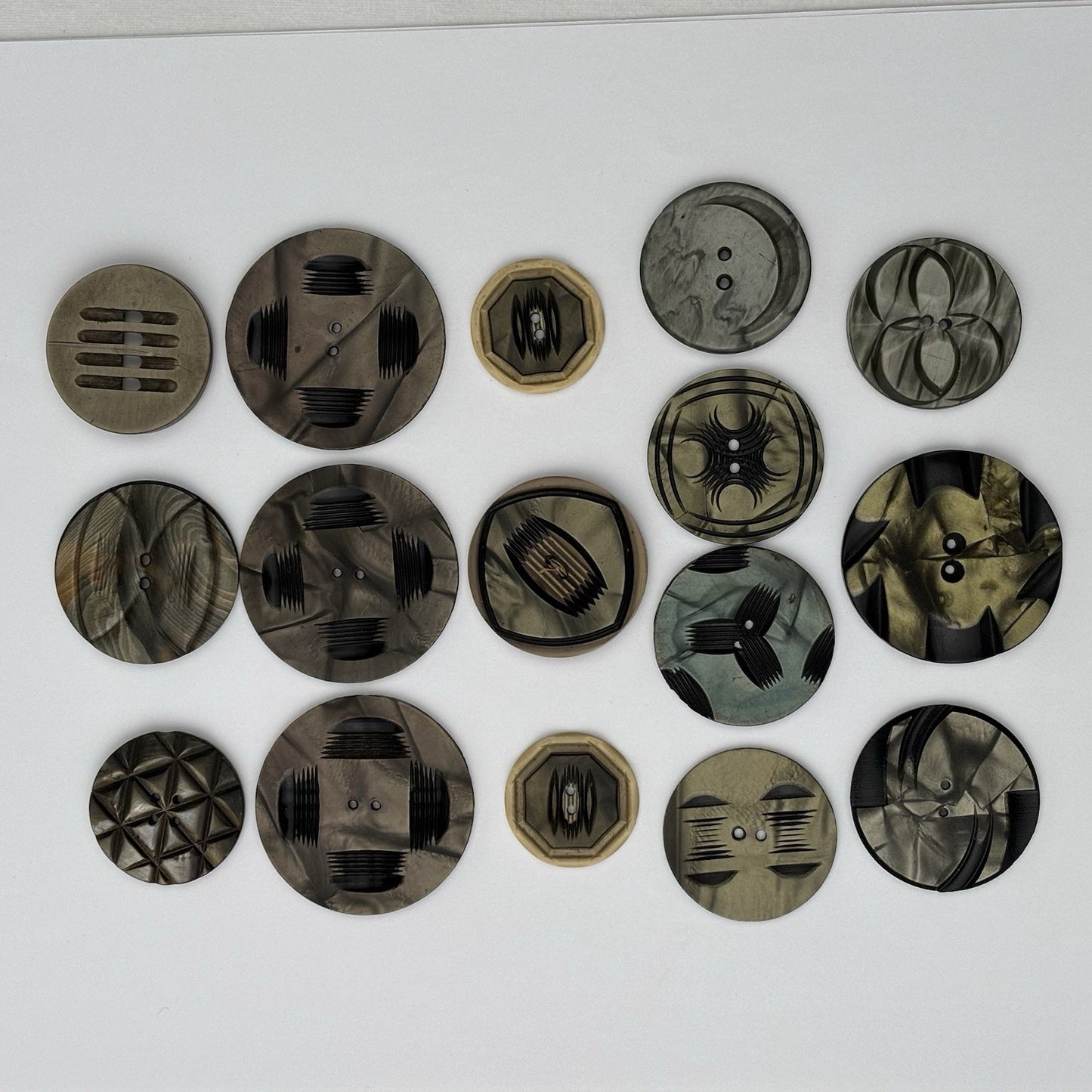 Vintage Carved Art Deco Buttons Lot – Large Marbled Bakelite Style, 16 Pieces