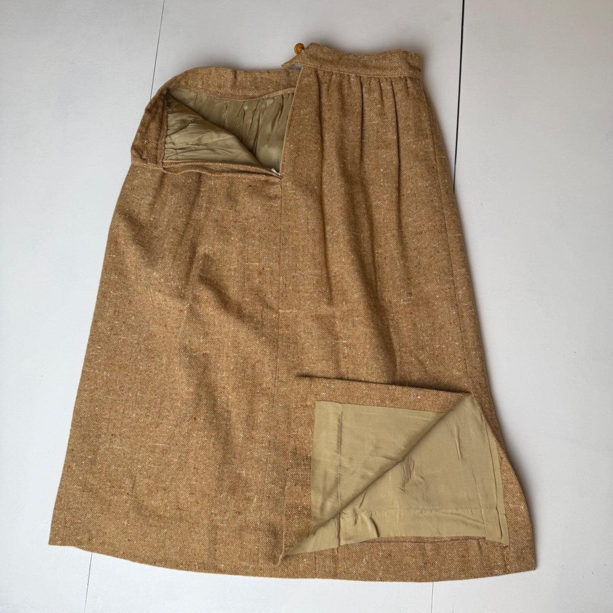 Vintage tan Ciaro skirt suit – photo 12