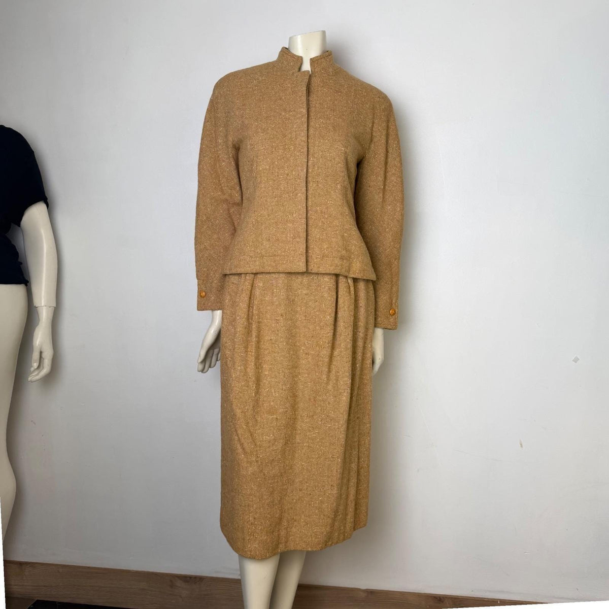 Vintage tan Ciaro skirt suit – photo 17