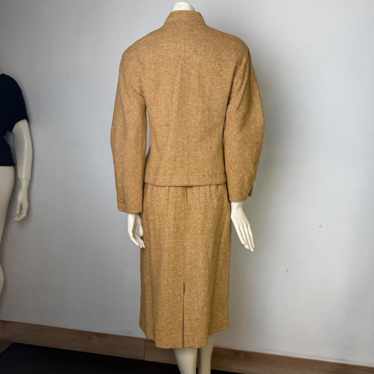 Vintage tan Ciaro skirt suit – photo 3